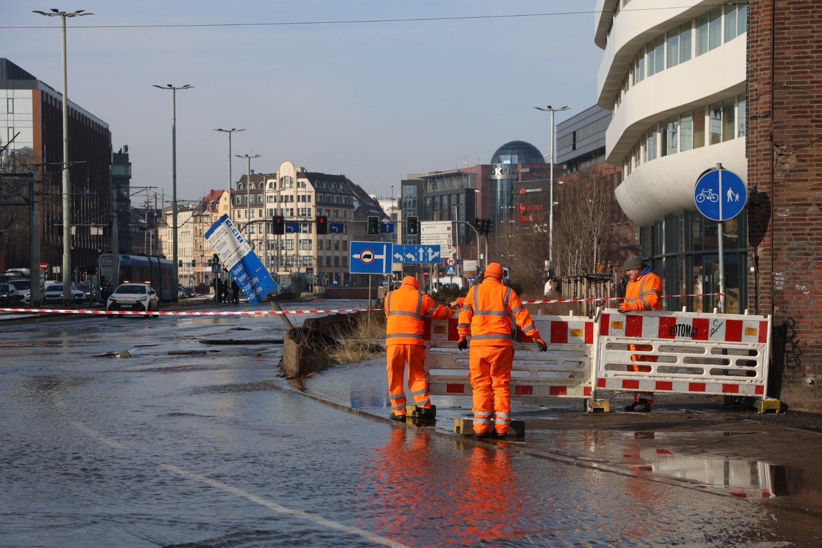 Zalana ulica przy Dominikańskim we Wrocławiu